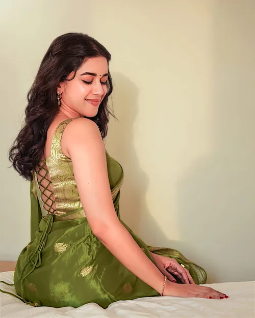 Viscose Crepe Silk Saree with Jacquard Peacock Design & Running Blouse